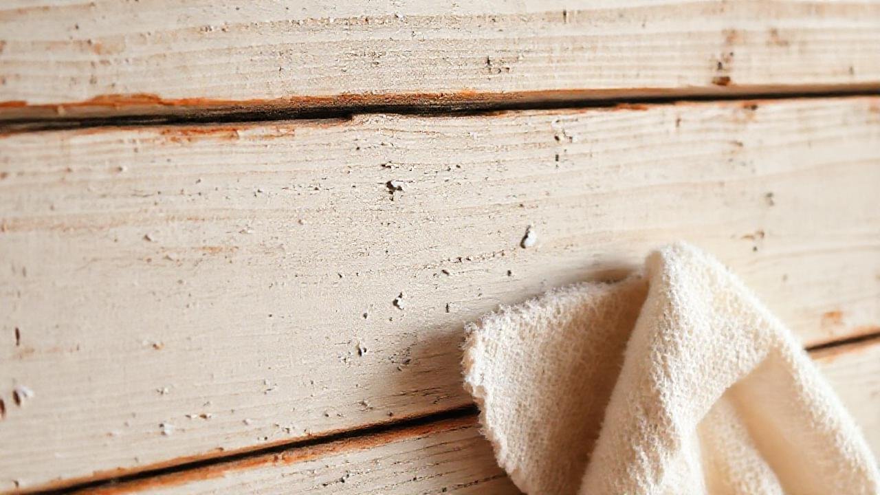 Pared de madera envejecida con brillo sutil