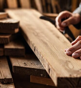 El artesano crea con madera y luz
