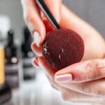 Maquillaje profesional con iluminación brillante