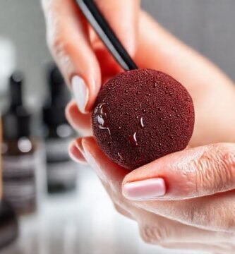 Maquillaje profesional con iluminación brillante