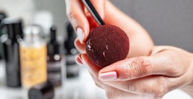 Maquillaje profesional con iluminación brillante