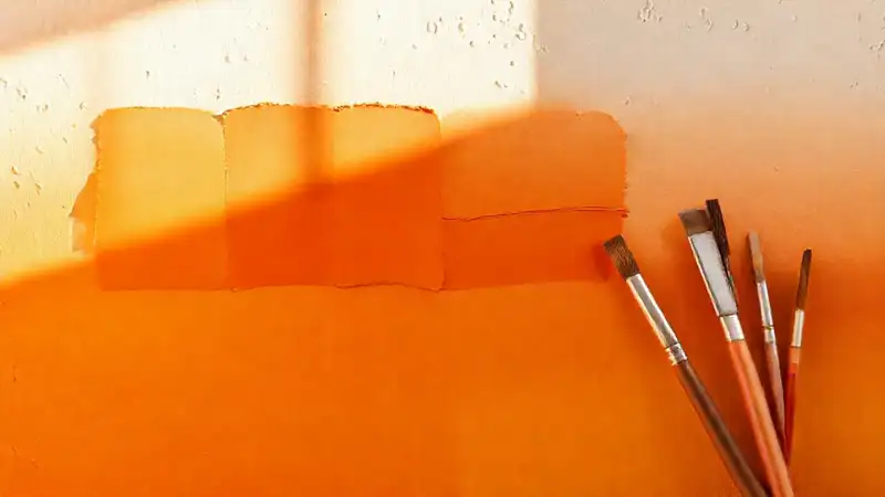 Pintura naranja crea un interior moderno
