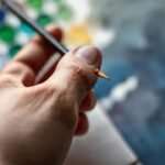 Un pincel acuarela crea profundidad artística