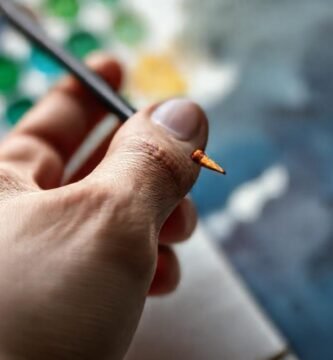 Un pincel acuarela crea profundidad artística