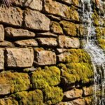 Pared de piedra antigua y serena