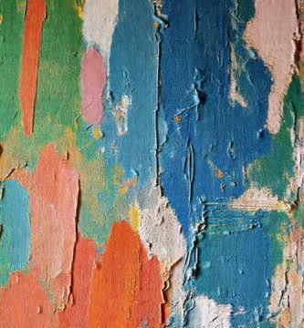 Paredes pintadas vibrantes crean interiores hermosos