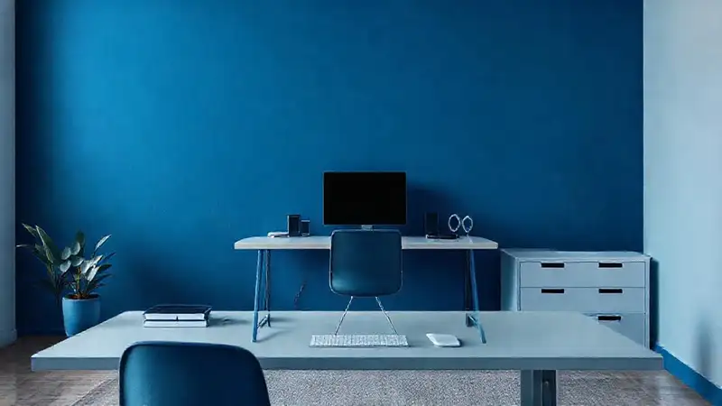 Un escritorio minimalista y azul promueve la productividad