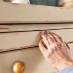 Pintura en tiza transforma muebles con arte