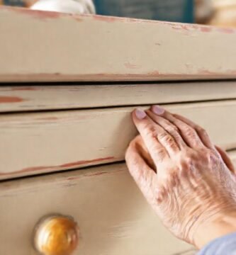 Pintura en tiza transforma muebles con arte