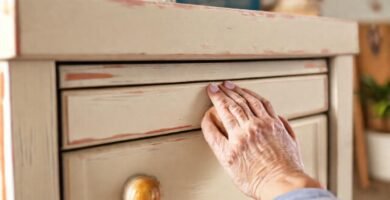 Pintura en tiza transforma muebles con arte