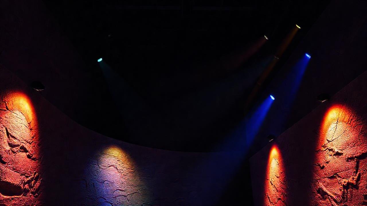 La arquitectura moderna evoca sombras vibrantes