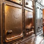 Una mujer pinta un mueble antiguo