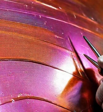 Texturas metálicas brillan con precisión experta