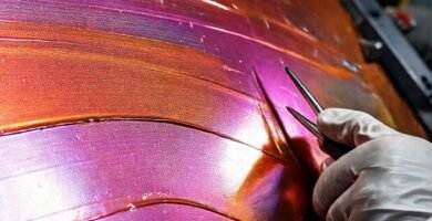 Texturas metálicas brillan con precisión experta