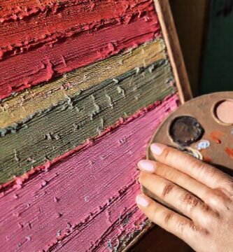 Pintor crea muebles con colores vibrantes