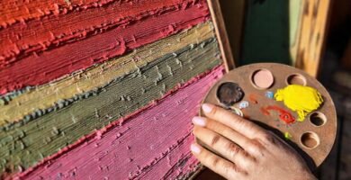 Pintor crea muebles con colores vibrantes