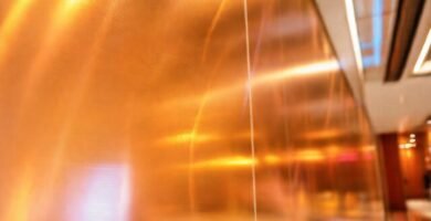 Pared metálica brillante y lujosa