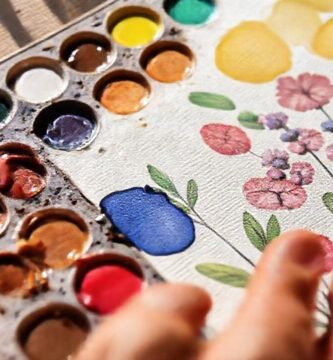 Paleta de acuarelas crea arte sereno