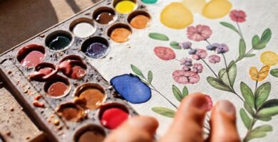 Paleta de acuarelas crea arte sereno