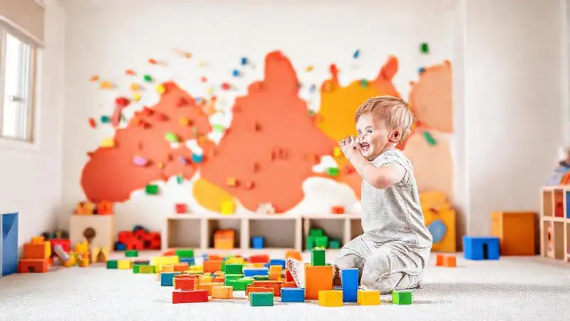 Un niño aprende feliz en un espacio creativo