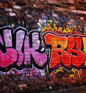 Graffiti urbano resplandece en la noche