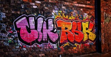 Graffiti urbano resplandece en la noche