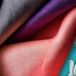 Textiles elegantes brillan con colores vibrantes