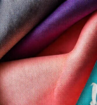 Textiles elegantes brillan con colores vibrantes