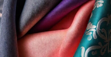 Textiles elegantes brillan con colores vibrantes