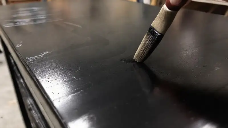 Barniz negro realza la madera oscura