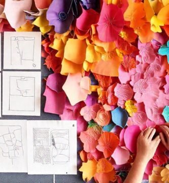 Tallan murales vibrantes con cartón colorido