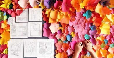 Tallan murales vibrantes con cartón colorido