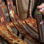 Pintura vibrante de silla oxidada y mano