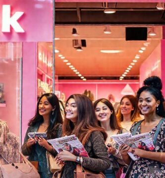 Una tienda rosa atractiva y vibrante