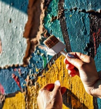 Manos restauran murales con colores vibrantes