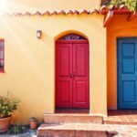 Una casa soleada y colorida brilla