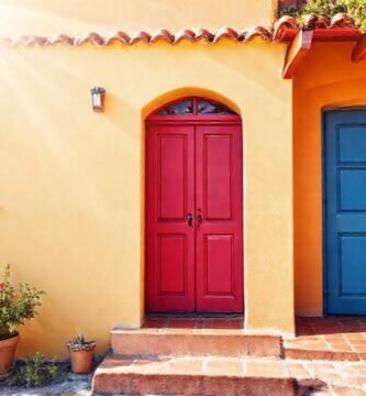 Una casa soleada y colorida brilla