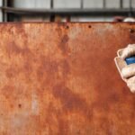 Un profesional trabaja con metal oxidado