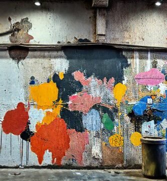 Un pintor crea texturas vibrantes en un taller