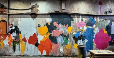 Un pintor crea texturas vibrantes en un taller