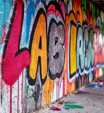 Mural urbano vibrante y colorido