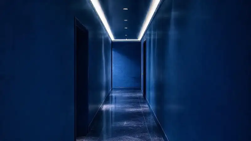 Un pasillo azul elegante y minimalista