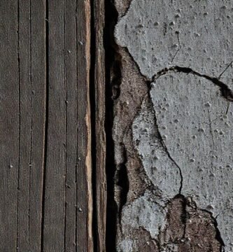 La madera vieja evoca un deterioro sutil