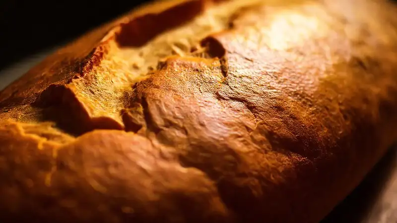 Un pan dorado brilla sutilmente