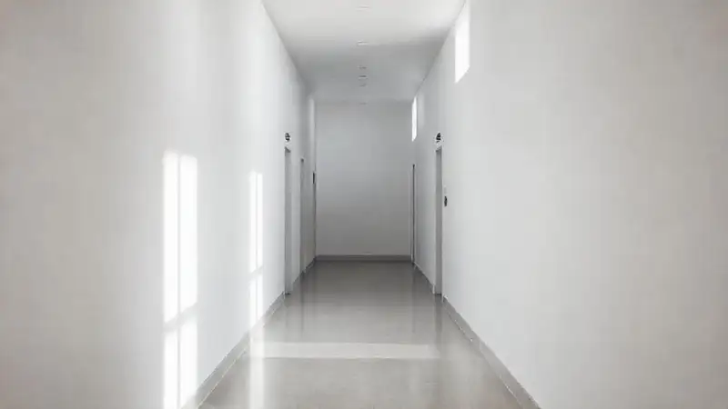 Un pasillo luminoso y sereno