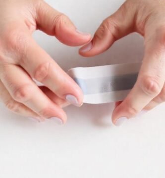 Manos aplicando cinta en tutorial claro