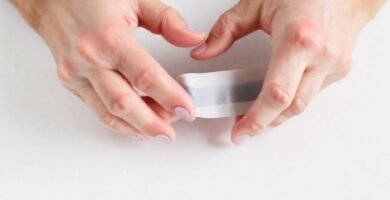 Manos aplicando cinta en tutorial claro