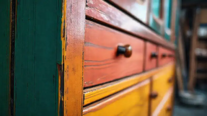 Muebles de madera vintage, brillando suavemente