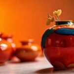 Un jarrón cerámico muestra colores vibrantes