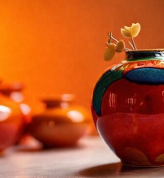 Un jarrón cerámico muestra colores vibrantes